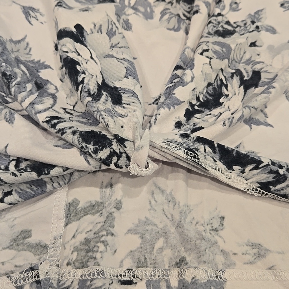 ALTAR'D STATE LONG SLEEVE KNOTTED FLORAL TOP. SIZE MEDIUM. - Picture 5 of 8